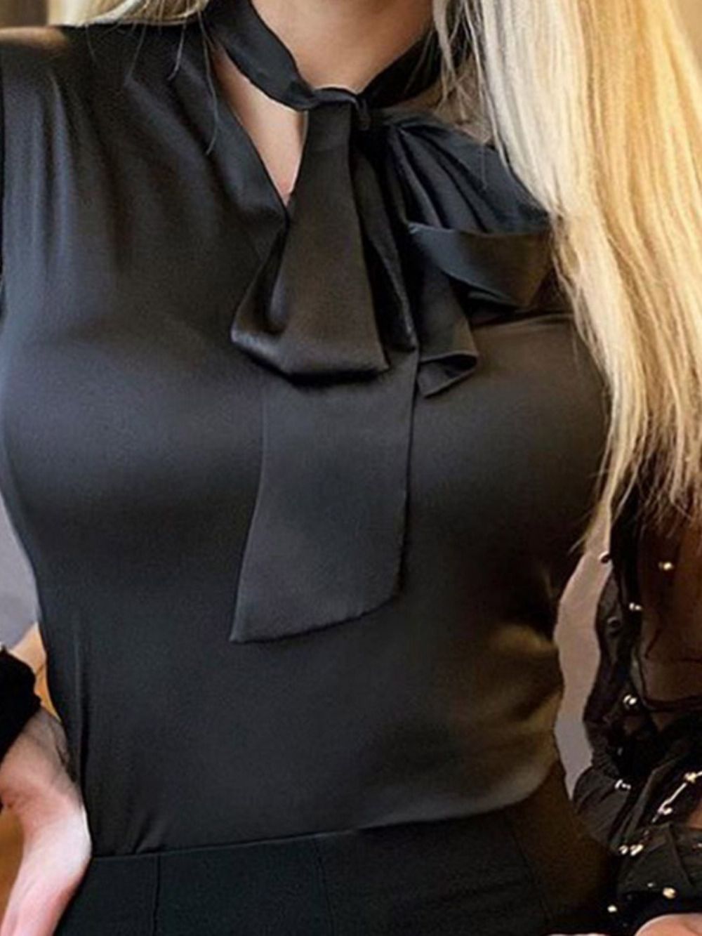 Standaard Blouse Met Zwarte Strik En Lange Mouwen Van Mesh