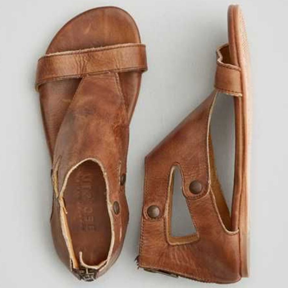 Bruine Klinknagels Die Platte Sandalen Bedekken