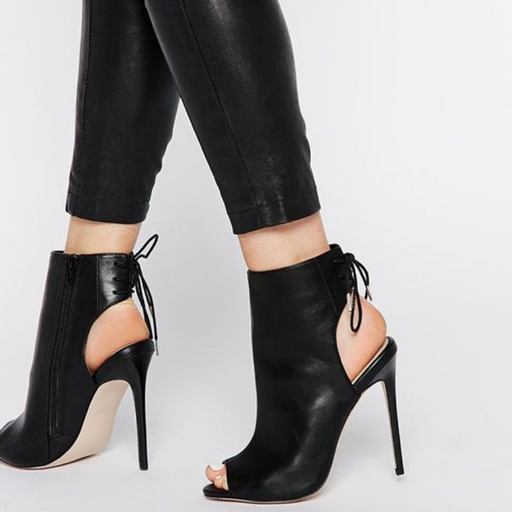 Peep-Toe Sandalen Met Gekruiste Bandjes
